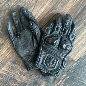Justice leather moto glove by Icon